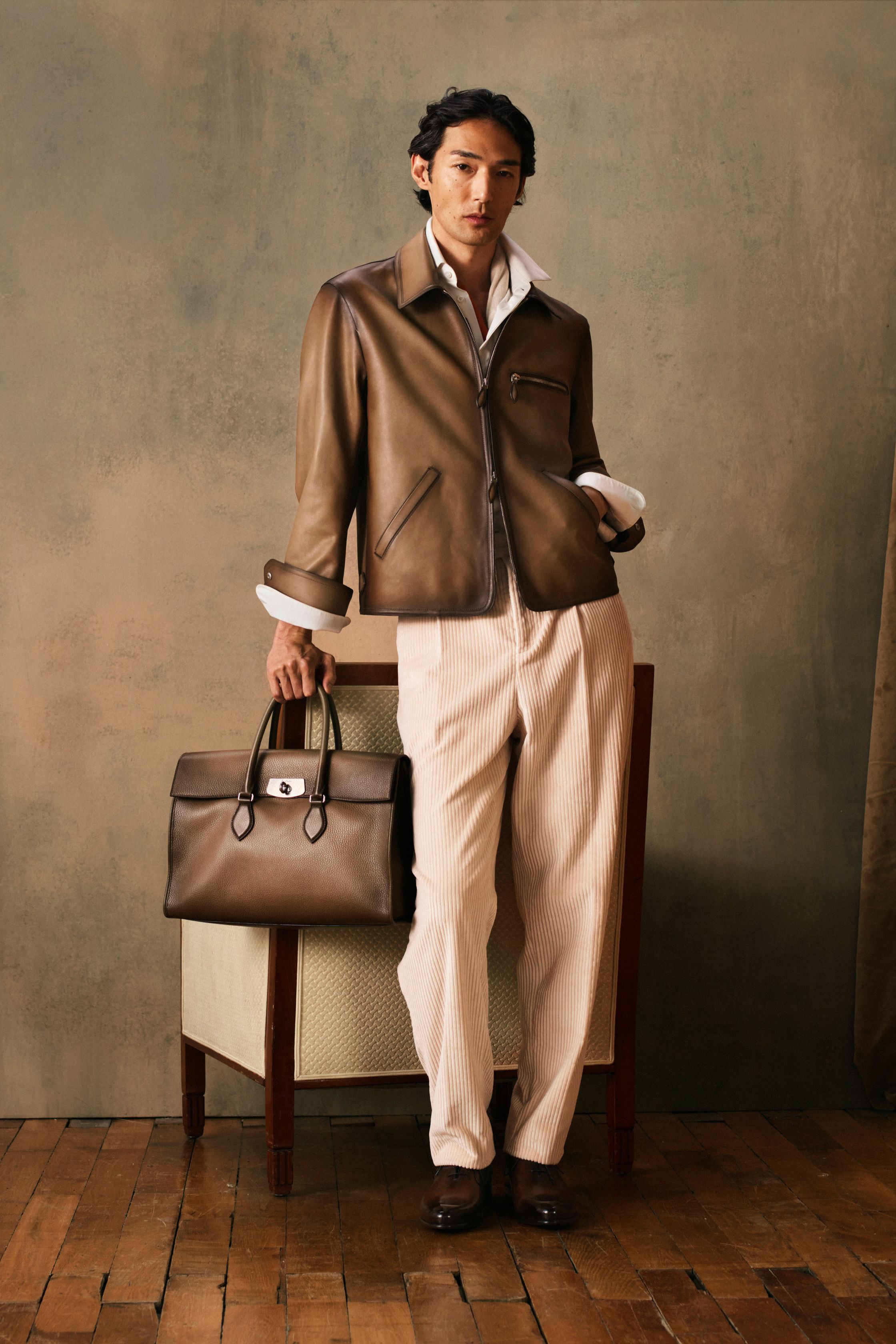 Berluti 2026秋冬回归法式绅士衣橱的本质语言，以皮革工艺为核心，将飞行夹克、针织外套与柔软长大衣塑造成低调而昂贵的男性形象。色彩温润克制，强调材质触感与生活姿态，模糊正装与休闲的界线。这是一种“安静的奢华”，不张扬，却在细节中彰显时间与手工的价值-顽石频道趋势研究